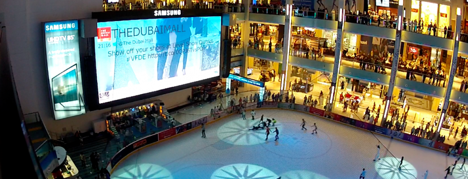 Un TweetWall au-dessus de la patinoire dans le mall de Dubai